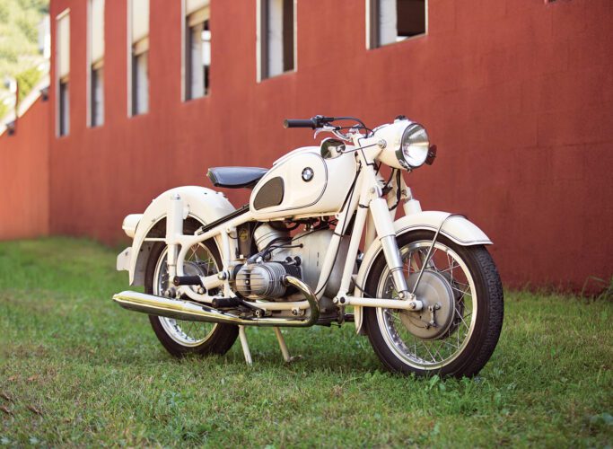 Elegance in Motion: The 1962 BMW R60/2